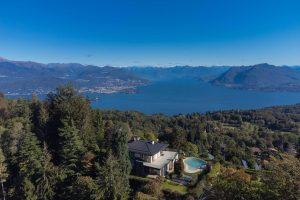 Breaking news: Una villa moderna in Italia con vista sul lago e sulle Alpi – Forbes