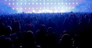 Va al concerto di Max Pezzali e perde il portafogli con 5 mila euro: una spettatrice lo trova e glielo riconsegna