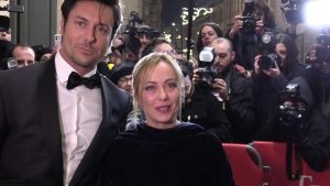 L’arrivo di Meloni insieme al compagno. Il saluto ai fotografi