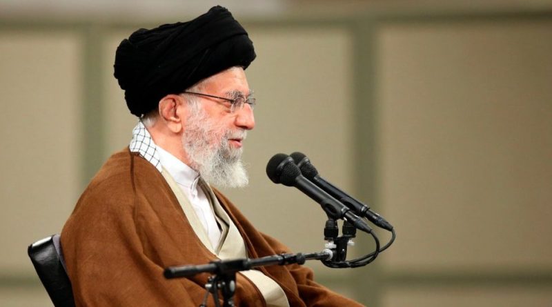 Prima condanna a morte in Iran dall’inizio delle proteste. La sorella di Khamenei: “Mio fratello è un despota”