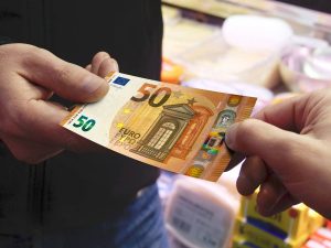 Tetto al contante a 10mila euro. Così l’Ue zittisce la sinistra