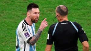 Messi, veleno sull’arbitro Lahoz: “Non all’altezza”. Martinez: “Voleva passare l’Olanda”