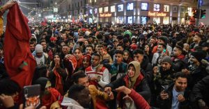 Mondiali, dopo il passaggio del Marocco in semifinale tifosi in piazza da Genova a Cagliari. Un uomo accoltellato a Milano