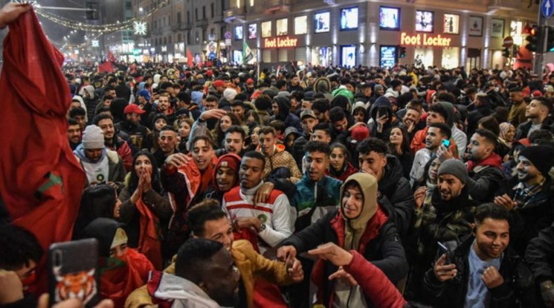 Mondiali, dopo il passaggio del Marocco in semifinale tifosi in piazza da Genova a Cagliari. Un uomo accoltellato a Milano