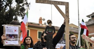 Iran, verso l’esecuzione di un terzo manifestante. E il regime manda a morte un altro rapper. Amnesty: “44 minori uccisi”