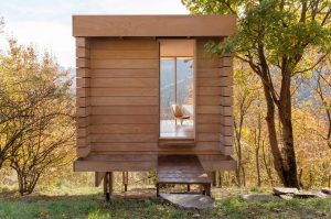 Breaking news: Questa baita in legno isolata dalle montagne italiane è anche un caratteristico rifugio per lo yoga – Yanko Design