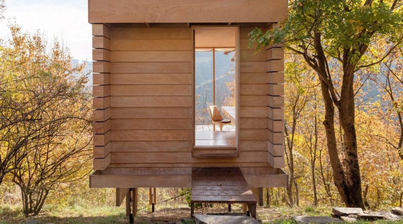 Breaking news: Questa baita in legno isolata dalle montagne italiane è anche un caratteristico rifugio per lo yoga – Yanko Design