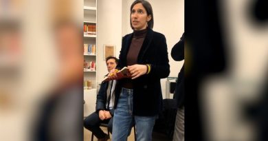 Elly Schlein riprende la tessera Pd nello storico circolo della Bolognina: “Qui in punta di piedi per rinnovare il partito”