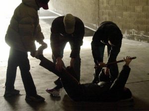 “Dammi il telefono” e lo straniero massacra il bambino di 11 anni