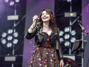 “Canterà alla festa di Fdi”. Valanga di odio contro Cristina D’Avena
