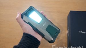 Novità tech della settimana: lo smartphone-torcia e la costosissima dock tuttofare