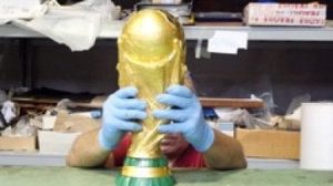 Mondiali: nell’azienda italiana che realizza la coppa del mondo. Cinque cose che (forse) non sapevate