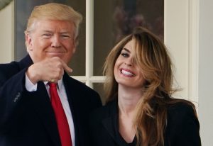 Hope Hicks si presenta per girare il coltello nella piaga, mentre il Comitato 1/6 implora il Dipartimento di Giustizia di perseguire Donald Trump