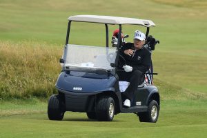 Rapporto: Il carrello da golf di Trump è dotato di un computer portatile e di una stampante per poter leggere “articoli di notizie edificanti” e “post online” su di sé