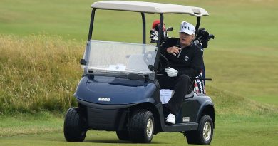 Rapporto: Il carrello da golf di Trump è dotato di un computer portatile e di una stampante per poter leggere “articoli di notizie edificanti” e “post online” su di sé