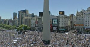 Argentina, Buenos Aires in festa per il ritorno a casa della nazionale di calcio: migliaia di tifosi sotto l’obelisco. La diretta della Cnn
