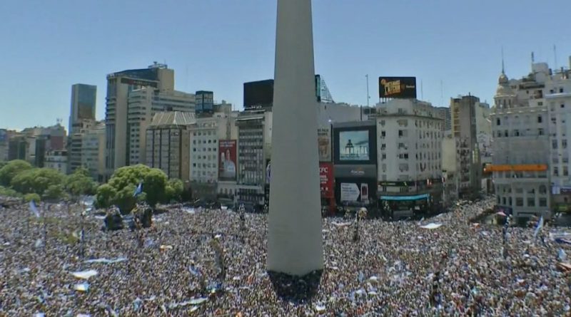 Argentina, Buenos Aires in festa per il ritorno a casa della nazionale di calcio: migliaia di tifosi sotto l’obelisco. La diretta della Cnn