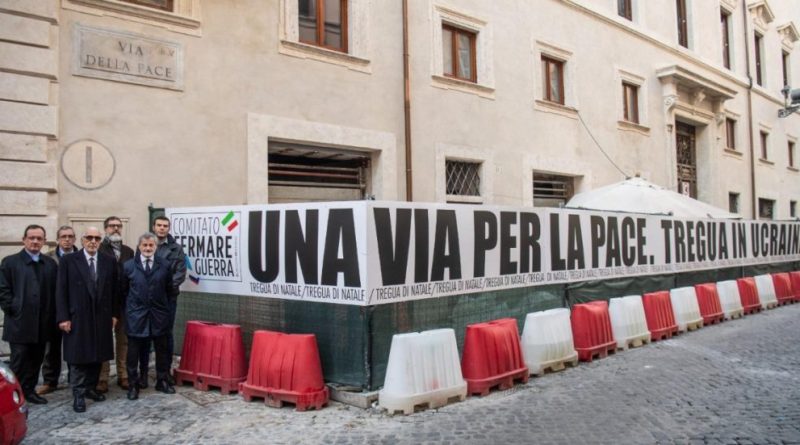 Roma, in via della pace esposta un’istallazione contro la guerra in Ucraina. Alemanno: “Petizione perché ci sia una tregua di Natale”