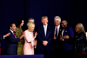 “Saremo distrutti”: Gli evangelici stanno silenziosamente abbandonando la candidatura di Donald Trump per il 2024