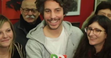 Dal partito “tossico” alla tessera: Santori si iscrive al Pd. “Sosterrò Schlein”