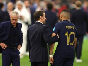 “Arbitro venduto”: i francesi non ci stanno e vogliono rigiocare la finale
