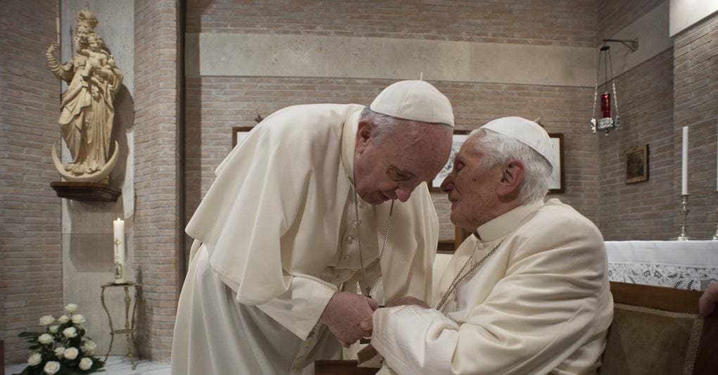 Vaticano, peggiorano le condizioni di salute di Benedetto. Francesco: “Pregate per lui”. E va a visitarlo