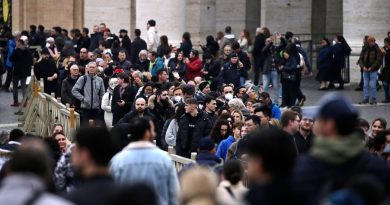 Benedetto XVI, flusso di persone più alto del previsto: 65mila in fila per l’omaggio alla salma