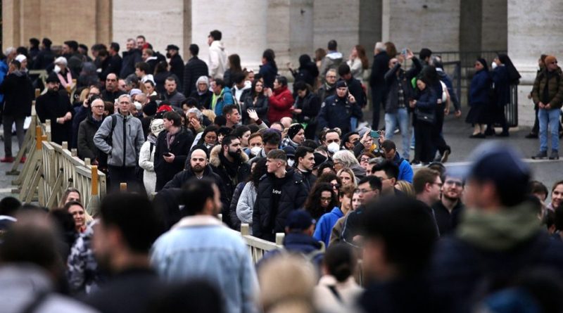 Benedetto XVI, flusso di persone più alto del previsto: 65mila in fila per l’omaggio alla salma