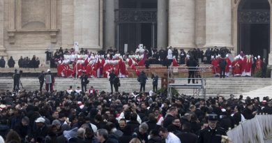 I funerali di Ratzinger: la bara accolta da un lungo applauso