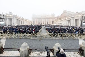 L’addio a Benedetto XVI, piazza San Pietro già piena per i funerali