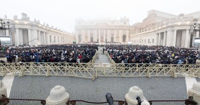 L’addio a Benedetto XVI, piazza San Pietro già piena per i funerali