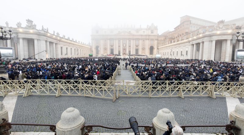 L’addio a Benedetto XVI, piazza San Pietro già piena per i funerali