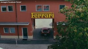 “Caro Ingegnere…”: scrivono a Enzo Ferrari, la risposta arriva dopo 37 anni. L’emozione dei tre ex bambini a Maranello