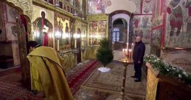 Natale Ortodosso, Putin da solo alla messa nella cattedrale all’interno del Cremlino