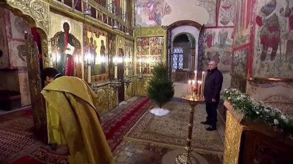 Natale Ortodosso, Putin da solo alla messa nella cattedrale all’interno del Cremlino