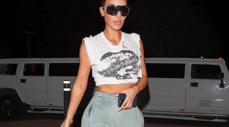 Il nuovo look di Kim Kardashian è tutto incentrato sulle magliette vintage