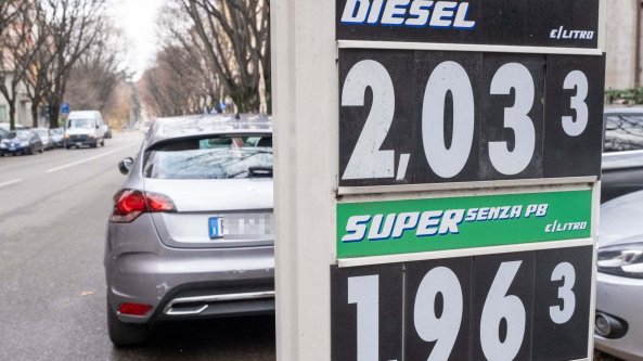 Auto a diesel e benzina: l’Italia pronta allo stop. L’indagine SWG
