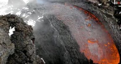L’Etna e lo spettacolo della lava che incontra la neve