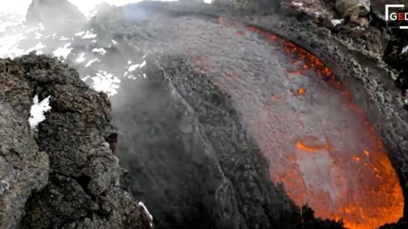 L’Etna e lo spettacolo della lava che incontra la neve