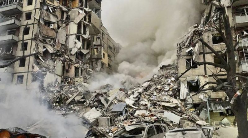 Ucraina, attacco missilistico russo su vasta scala: sventrato un condominio a Dnipro, tra le vittime anche minorenni