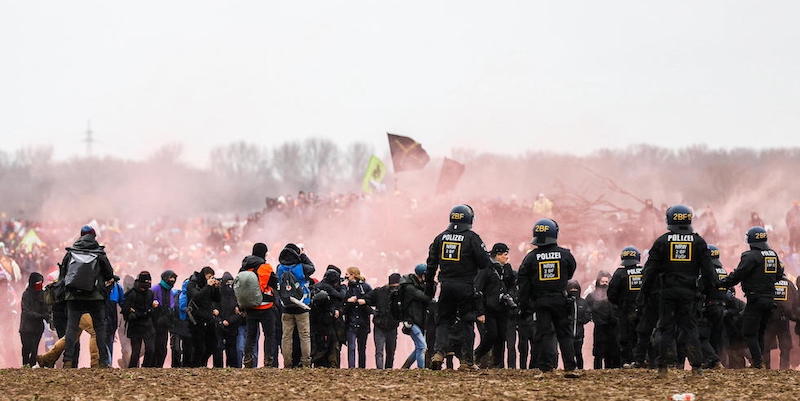 Ci sono stati scontri tra manifestanti e polizia alla miniera di carbone di Lützerath, in Germania