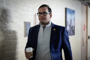 Il controllo sulle finanze di George Santos aumenta quando emergono i legami con l’ex alleato di Trump
