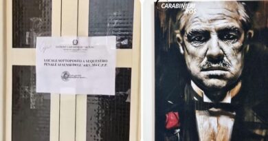 Matteo Messina Denaro, nel primo covo trovato anche il poster del film Il Padrino