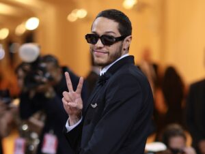 Con questo Pete Davidson è sempre un gioco di indovinelli, vero?