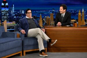 Jimmy Kimmel, Stephen Colbert e Jimmy Fallon hanno ciascuno il proprio George Santos