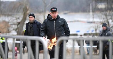 Svezia, estremista di destra brucia il Corano. Il premier condanna, protesta in molti paesi musulmani