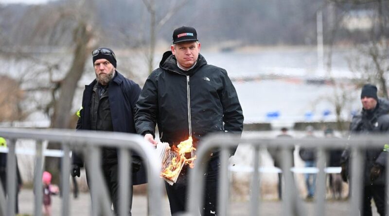 Svezia, estremista di destra brucia il Corano. Il premier condanna, protesta in molti paesi musulmani