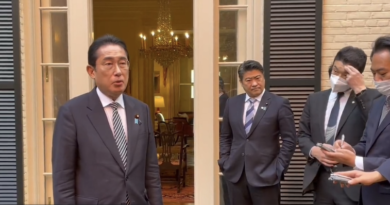 Un politico giapponese si è scusato per essere stato mostrato in pubblico con le mani in tasca
