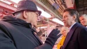 Conte e l’anziano al mercato:  “Il reddito di cittadinanza crea bamboccioni, non vi voto più”. Lui: “Guarda troppe trasmissioni Mediaset”