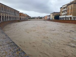 “Qui un metro di neve” e l’Italia scopre l’inverno. Marche, è allerta fiumi